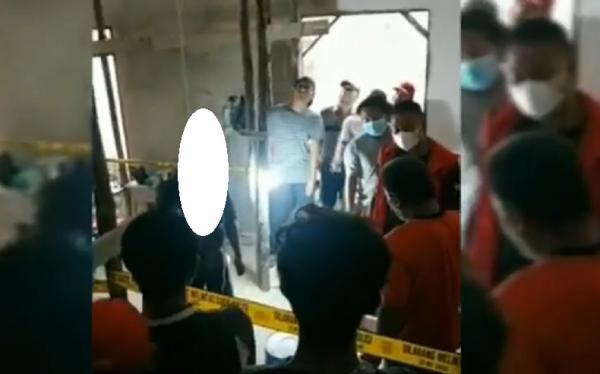 Gantung Diri Sambas1 Jenazah korban tewas gantung diri di rumah kosong, Desa Tebas, Kecamatan Tebas, Sambas, Kalimantan Barat. (Foto: iNews/Uun Yuniar)