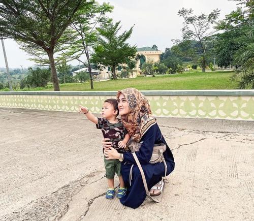 Henny Rahman. Henny Rahman bersama putranya. (Foto: IG)