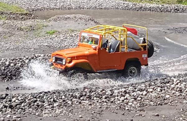 jip wisata merapi Jip wisata lereng Merapi saat melintas di sungai Kuning perbatasan Hargobinanun, Pakem dan Umbulharjo, Cangkringan, Sleman. (Foto: MNC Portal/Priyo Setyawan)