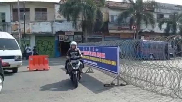Polresta Bandarlampung memasang kawat berduri di enam titik penyekatan jalan protokol (Ruslan AS/MNC Portal)