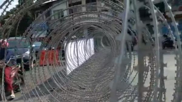 Polresta Bandarlampung memasang kawat berduri di enam titik penyekatan jalan protokol (Ruslan AS/MNC Portal)