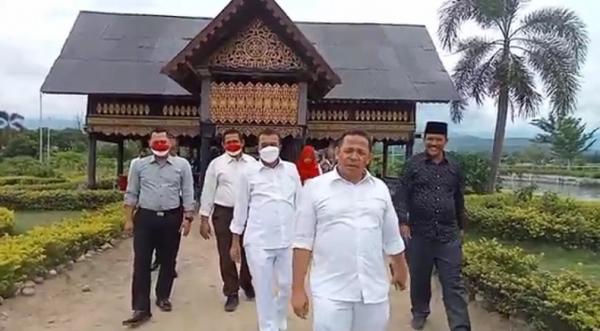 Bupati Pidie Jaya mengunjungi rumah adat Aceh yang sudah ratusan tahun berdiri. Bupati bersama jajaran mengadakan makan bersama di lokasi, Selasa (17/8/2021). Foto: iNews.id/Jamal Pangwa