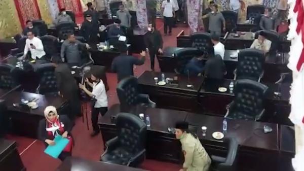 Sidang Paripurna DPRD Solok, Sumatera Barat ricuh1 Sidang Paripurna DPRD Solok, Sumatera Barat ricuh. Anggota dewan saling pukul dan lempar asbak (Budi Sunandar/MNC Portal)