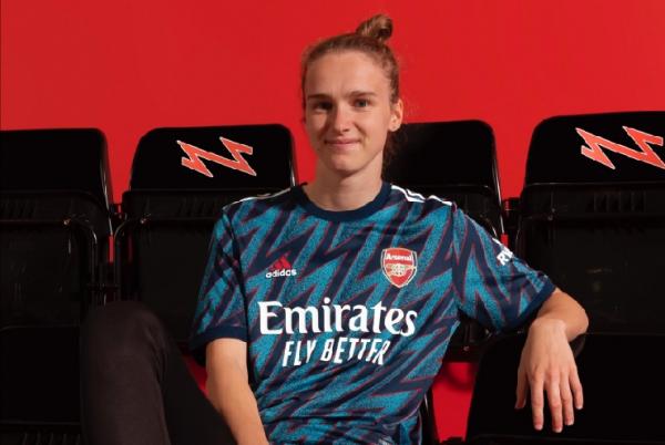 Vivianne Miedema Arsenal Vivianne Miedema saat peluncuran jersey ketiga Arsenal (foto: Arsenal)
