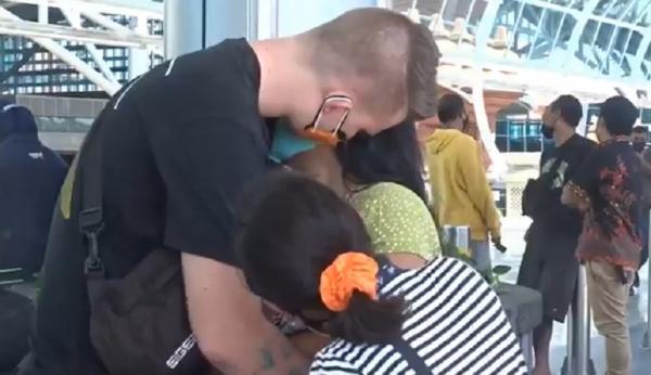 WNA Australia Repatriasi1 Warga negara Australia berpisah dengan keluarga di Bandara Ngurah Rai, Bali, Rabu (18/8/2021). (Foto: iNews/Aris Wiyanto)