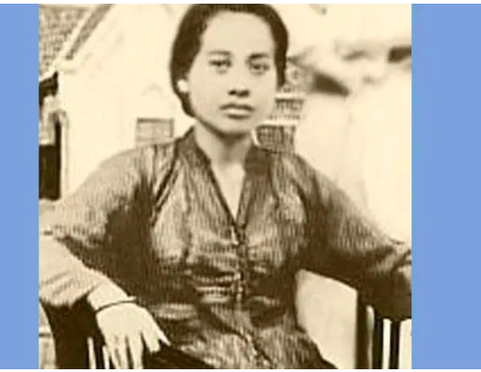 Oetari Tjokroaminoto dikenal sebagai istri pertama Soekarno. 