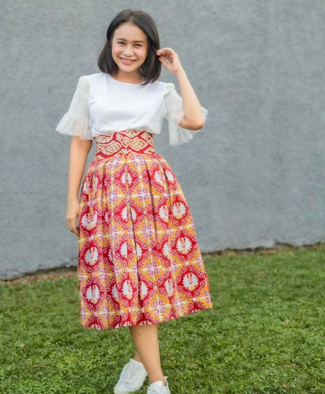 Musisi Tanah Air sukses berkarya hingga wajahnya bisa dipamerkan di Times Square New York. (Foto: Instagram)