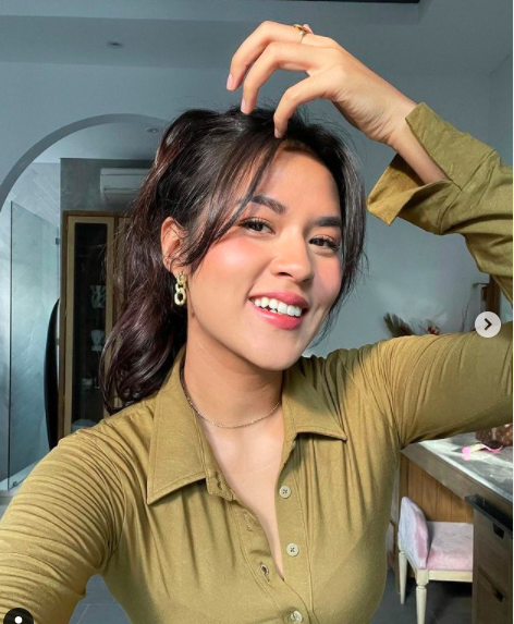 Musisi Tanah Air sukses berkarya hingga wajahnya bisa dipamerkan di Times Square New York. (Foto: Instagram)