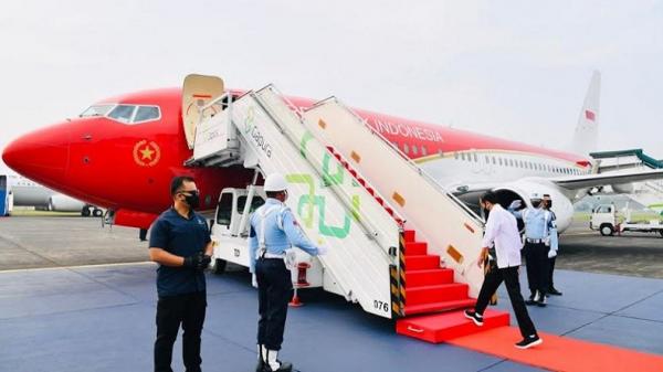Presiden Joko Widodo (Jokowi) saat menaiki pesawat Kepresidenan di Bandara Halim Pedanakusuma, Jakarta Timur, Kamis (19/8/2021). (Foto: Istana).