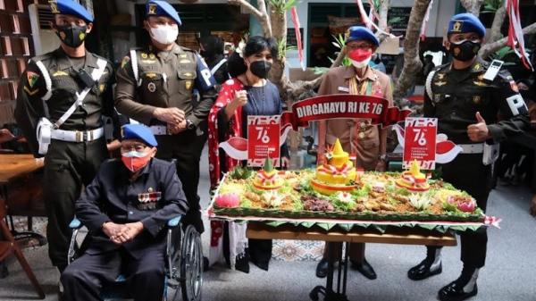 Dua veteran perang kemerdekaan Kota Semarang, Jawa Tengah dipertemukan kembali di Taman Makam Pahlawan (TMP) Giri Tunggal. Keduanya sempat terpisah sejak 1964.