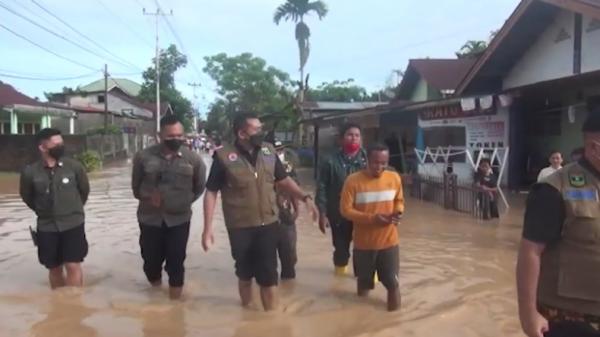 Wagub Sumbar Audy-1 Wakil Gubernur Sumbar Audy Joinaldy terjun langsung ke wilayah banjir di Kota Padang. Dia bahkan menerjang banjir dengan berjalan kaki (Budi Sunandar/MNC Portal)