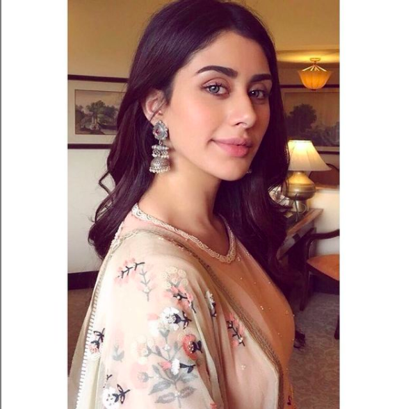 Screen Shot 2021 08 20 At 17 03 14 Warina Hussain dikenal sebagai artis cantik kelahiran Afganistan yang merintis kariernya di kancah Bollywood. (Foto: Instagram)