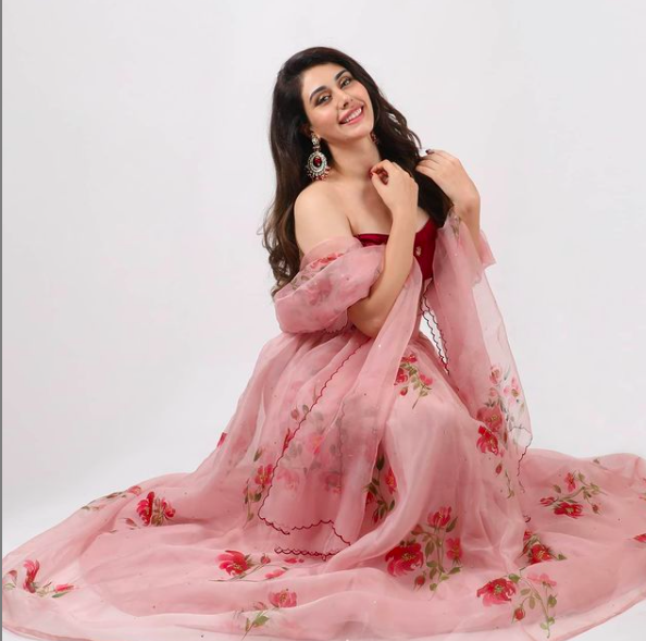Screen Shot 2021 08 20 At 17 07 00 Warina Hussain dikenal sebagai artis cantik kelahiran Afganistan yang merintis kariernya di kancah Bollywood. (Foto: Instagram)