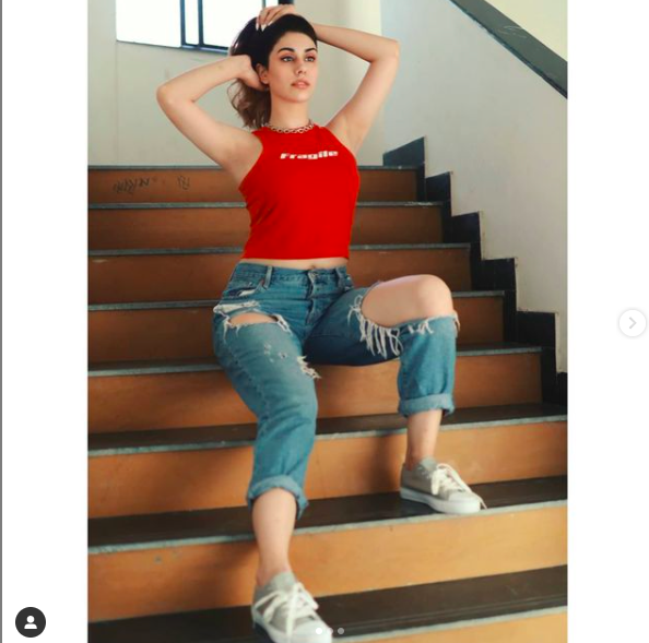 Screen Shot 2021 08 20 At 17 10 03 Warina Hussain dikenal sebagai artis cantik kelahiran Afganistan yang merintis kariernya di kancah Bollywood. (Foto: Instagram)