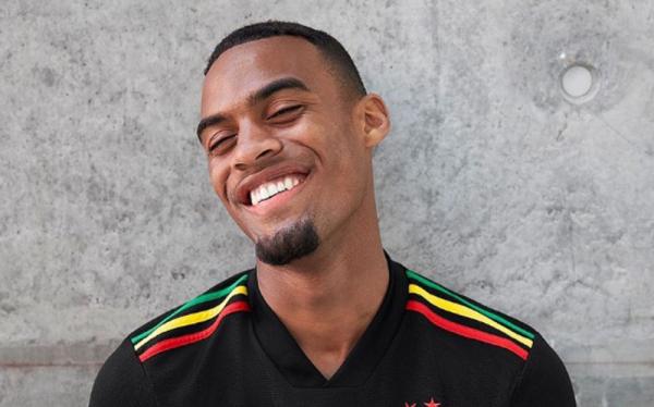 Ajax Amsterdam merilis jersey ketiga yang terinspirasi musisi legendaris Bob Marley. Penampakan kostum rakasasa Belanda itu bernuansa reggae. (Foto: Ajax)