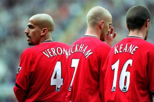 Beckham dan Keane Beckham memakai jersey nomor 7 sedangkan Roy Keane memakai nomor 16. (foto: Sportbible)