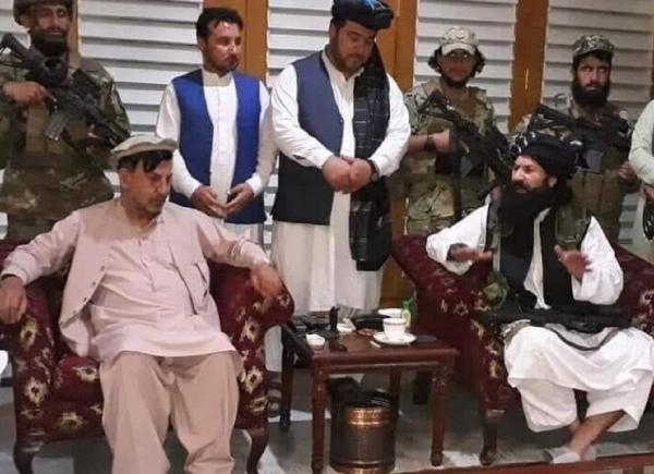 Pria diduga adik Presiden Afghanistan Ashraf Ghani, Hashmat Ghani (duduk kiri), bersama para anggota Taliban. (Foto: Ist.)