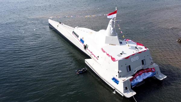 21 Ant Kri Golok 3 Puluhan orang menggotong bilah golok raksasa sepanjang 13 meter yang dibuat oleh perajin Desa Cibeureum, Kecamatan Tanjungsiang, Kabupaten Subang. (Foto: iNews/YUDY HERYAWAN JUANDA)