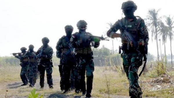 Pasukan khusus TNI Angkatan Laut (AL) menggelar latihan di Situbondo, Jawa Timur, Jumat (20/8/2021). (Foto: Dok. TNI AL).