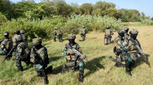 Pasukan khusus TNI Angkatan Laut (AL) menggelar latihan di Situbondo, Jawa Timur, Jumat (20/8/2021). (Foto: Dok. TNI AL).
