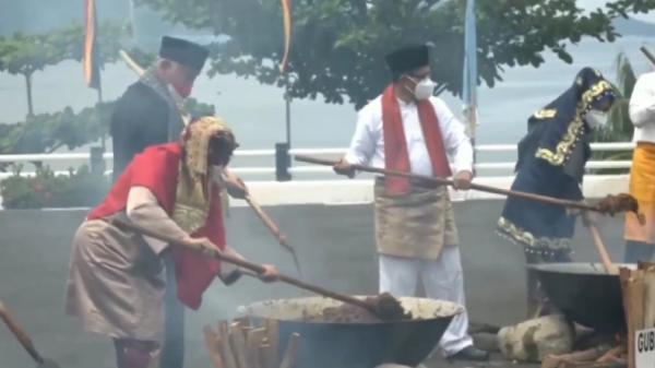 Festival Merendang Sedunia,  salah satu upaya agar makanan rendang diakui UNESCO sebagai Warisan Budaya Nonbenda (Budi Sunandar/MNC Portal)