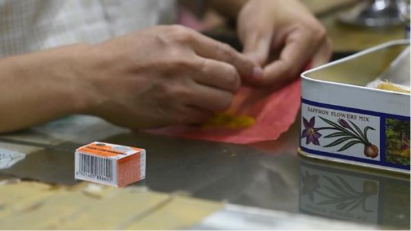 Foto menumbuk Pien Tze Huang di depan konsumen. (Foto: dok Pien Tze Huang)