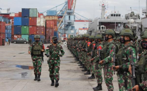 Pangdam XII Tanjungpura Mayjen Muhammad Nur Rahmad melepas keberangkatan Batalyon Raider 641/Bru di Pelabuhan Dwikora Pontianak. (Foto: Pendam XII Tanjungpura)