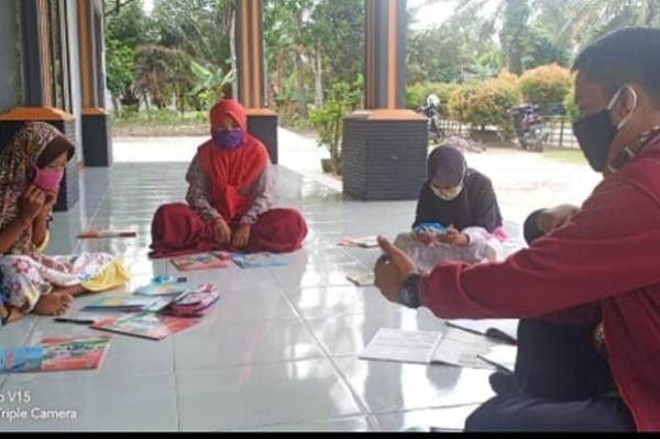 Suasana pengajaran di tengah pandemi yang mengharuskan guru berinisiatif menghampiri murid satu per satu.