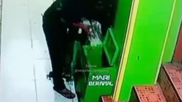 Aksi pencurian kotak amal di Pringsewu, Lampung. Pelaku mencongkel hingga terjungkal (Instagram/Seputar_Lampung)