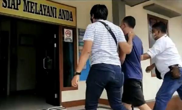 Polisi menangkap US (26), anak yang membakar rumah ibunya di Jalan Sawo, Pontianak Barat. (Foto: iNews.id/Uun Yuniar)