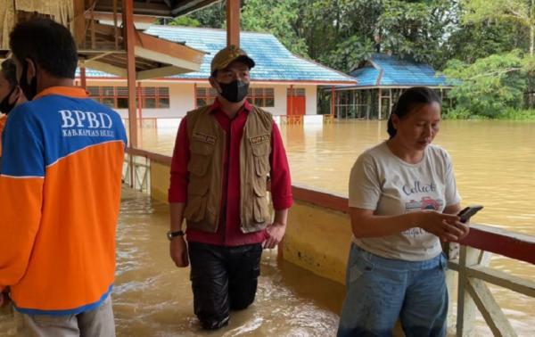 Bupati Kapuas Hulu Fransiskus Diaan meninjau wilayah terdampak banjir akibat luapan Sungai Kapuas, Minggu (22/8/2021). (Foto: Humas Pemkab Kapuas Hulu)