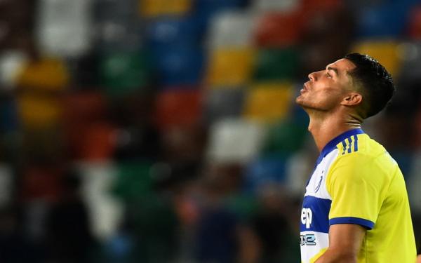 Cristiano Ronaldo tampak lemas karena gagal membawa Juventus menang melawan Udinese dalam laga Liga Italia Serie A 2021/2022 di Stadion Friuli, Minggu (22/8/2021). (Foto: REUTERS/Massimo Pinca)