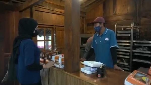 Konsumen asal Jakarta membeli olahan pisang di UKM Pisang Lilit, Lembang, KBB. (Foto: iNews/Yuwono Wahyu)