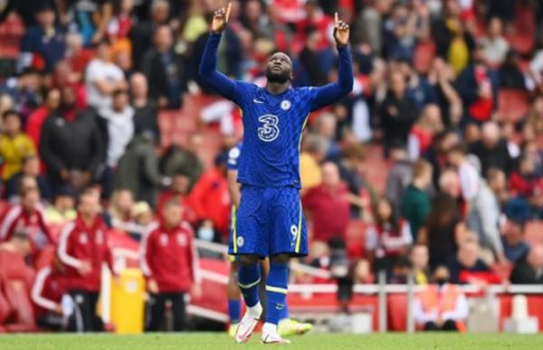 Romelu Lukaku Striker anyar Chelsea Romelu Lukaku diajak gabung Arsenal. Tawaran itu disampaikan usai kedua tim jumpa pada pekan ke-2 Liga Inggris di Emirates Stadium. (Foto: Give Me Sport)