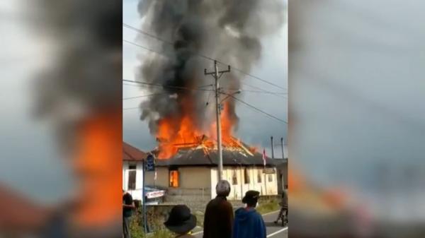 Rumah berusia lebih dari 100 tahun terbakar-1 Rumah berusia lebih dari 100 tahun di Kabupaten Agam, Sumbar ludes terbakar. Diduga kebakaran itu terjadi korsleting listrik (Wahyu Sikumbang/MNC Portal)