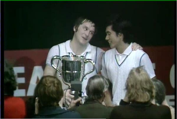 Svend Pri dan Rudy Hartono Rudy Hartono merupakan salah satu pebulu tangkis terbaik yang dimiliki Indonesia. Hanya Svend Pri (memegang piala) yang bisa mengalahkannya di All England. (foto: nationalbadmintonmuseum.com)