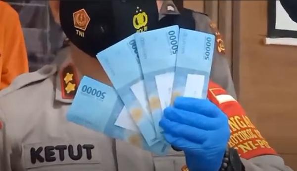Barang bukti uang palsu yang diungkap Polres Jembrana. (Foto: iNews/Nyoman Sudika)