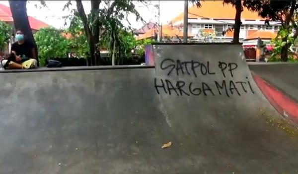 Aksi vandalisme di Taman Lumintang, Denpasar. Arena skateboard dicoret-coret. (Foto: iNews/Indira Arri)