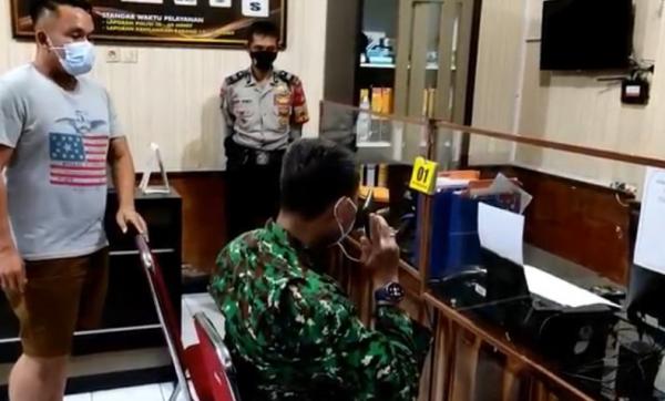 Dandim 1609/Buleleng Letkol Muhammad Windra Lisrianto melaporkan pemukulan dirinya ke Polres Buleleng, Senin (23/8/2021) malam. (Foto: iNews/Pande Wismaya)