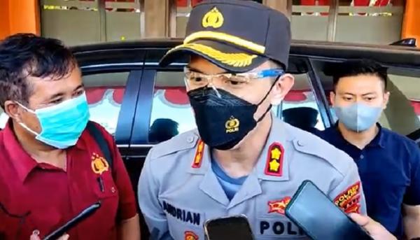 Kapolres Buleleng AKBP Andrian Pramudianto usai mediasi Dandim Buleleng dengan warga Desa Sidatapa, Selasa (24/8/2021). (Foto: iNews/Pande Wismaya)