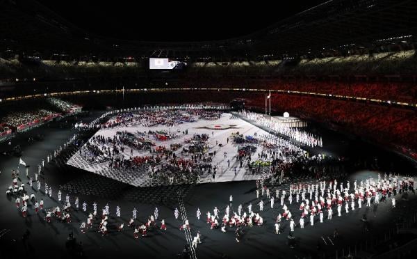 Paralimpiade Tokyo 2020 upacara pembukaan diwarnai dengan penampilan koreo teatrikal. Pembukaan dimulai dengan lapangan yang dibentuk bagai bandar udara, bernama Para Airport. (foto: REUTERS)