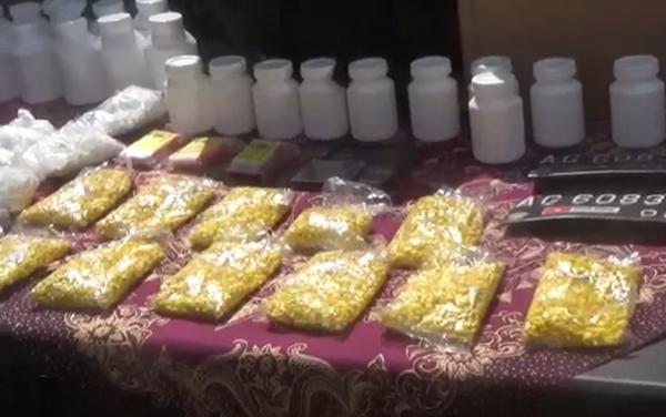 Barang bukti ribuan pil koplo yang diedarkan di Denpasar-Tabanan, Bali. (Foto: iNews/Made Argawa)