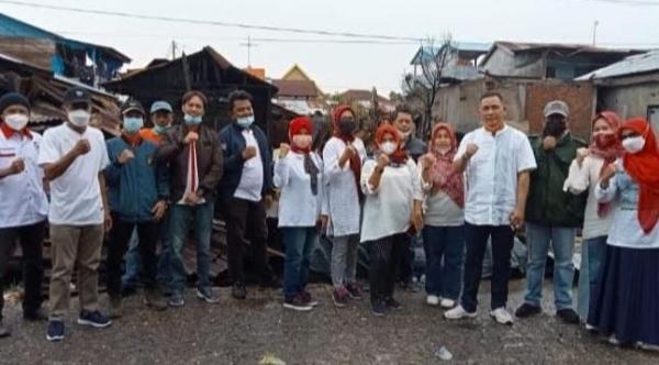 Pengurus DPD Partai Perindo Tanjab Barat pose bersama seusai memberikan santunan kepada korban kebakaran. (Foto: MNC Portal/Azhari Sultan)