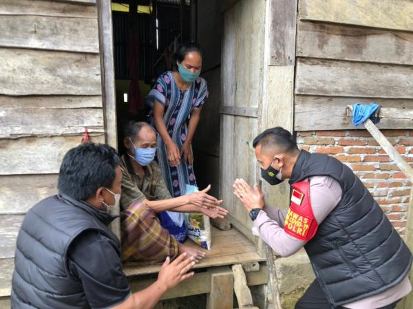 IMG 20210825 WA0005 Kapolres Enrekang AKBP Andi Sinjaya membagikan bantuan paket sembako bagi warga terdampak Covid-19. (Foto: ist)