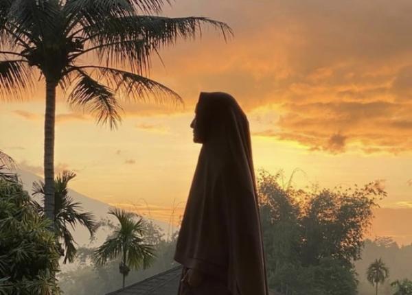 Inneke Koesherawati kini tampil berhijab. (Foto: IG)