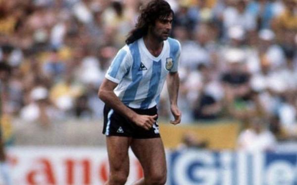 Mario Kempes Mario Kempes saat membela Timnas Argentina pada Piala Dunia 1978. (Foto: Twitter/@m4ttz68)