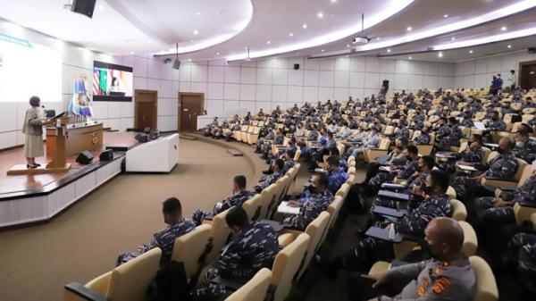 Ketua DPP Partai Perindo Bidang Hankam & Cyber Security Susaningtyas NH Kertopati memberikan kuliah umum untuk Pasis Seskoal di Jakarta, Rabu (25/8/2021). (Foto: iNews.id).