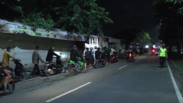Pelaku balap liar di Bandarlampung dihukum dorong motor sejauh 4 km (Andres Afandi/MNC Portal)