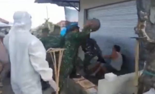 Kericuhan saat tes swab massal di Desa Sidatapa, Buleleng, Bali, Senin (23/8/2021).