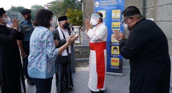 Ma Ruf AMin Di Katedral 2 Wakil Presiden Ma'ruf Amin mendapat penjelasan mengenai protokol kesehatan di Gereja Katedral (Foto: Setwapres)